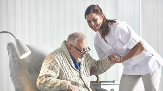 想给家中老人优质护理？长期护理险值得考虑